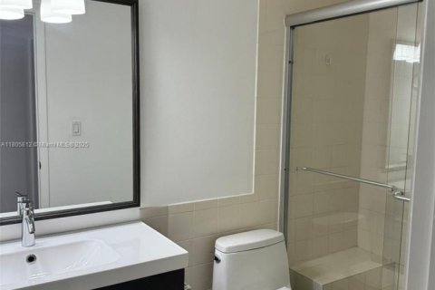 Condo in Surfside, Florida, 2 bedrooms  № 1864424 - photo 12