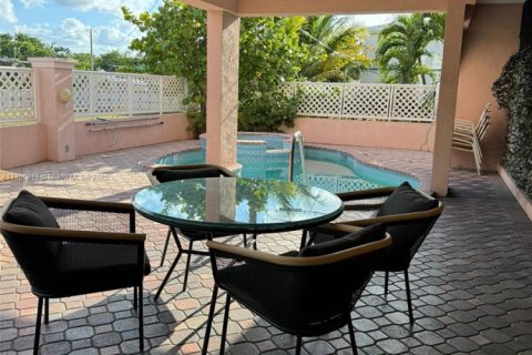 Condo in Surfside, Florida, 2 bedrooms  № 1864424 - photo 2