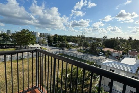 Condo in Surfside, Florida, 2 bedrooms  № 1864424 - photo 13