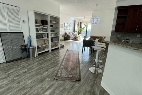 Condo in Surfside, Florida, 2 bedrooms  № 1864424 - photo 3