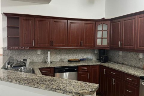 Condo in Surfside, Florida, 2 bedrooms  № 1864424 - photo 7