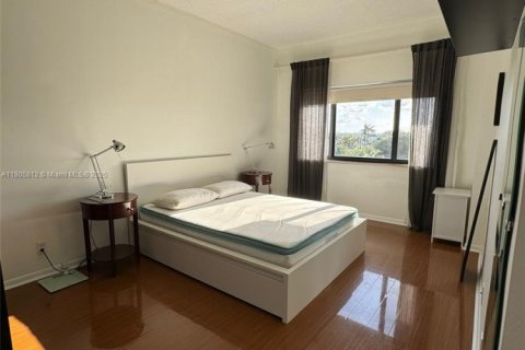 Condo in Surfside, Florida, 2 bedrooms  № 1864424 - photo 9