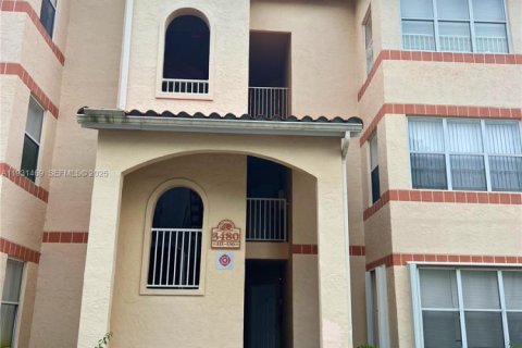 Condo in Margate, Florida, 2 bedrooms  № 1991065 - photo 1