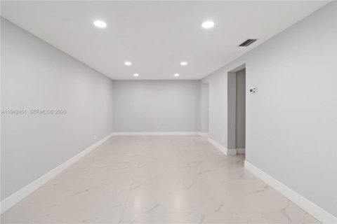 Villa ou maison à louer à Tamarac, Floride: 2 chambres, 77.57 m2 № 1999961 - photo 12