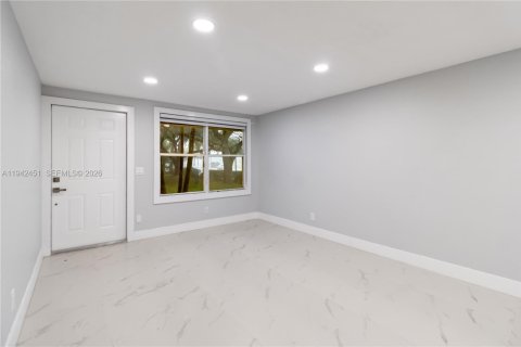 Villa ou maison à louer à Tamarac, Floride: 2 chambres, 77.57 m2 № 1999961 - photo 8