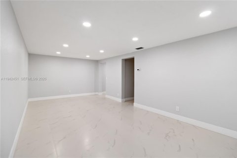 Villa ou maison à louer à Tamarac, Floride: 2 chambres, 77.57 m2 № 1999961 - photo 11