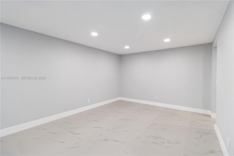 Villa ou maison à louer à Tamarac, Floride: 2 chambres, 77.57 m2 № 1999961 - photo 9