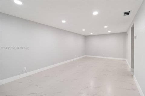 Villa ou maison à louer à Tamarac, Floride: 2 chambres, 77.57 m2 № 1999961 - photo 13