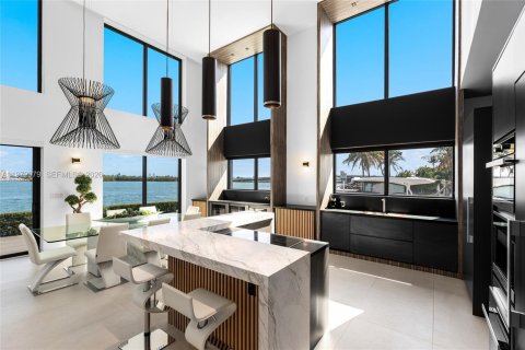 Casa en venta en Miami, Florida, 5 dormitorios, 465.44 m2 № 2035954 - foto 28