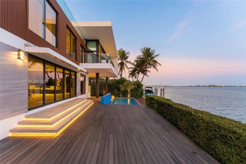 Casa en venta en Miami, Florida, 5 dormitorios, 465.44 m2 № 2035954 - foto 9