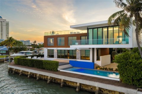 Casa en venta en Miami, Florida, 5 dormitorios, 465.44 m2 № 2035954 - foto 2