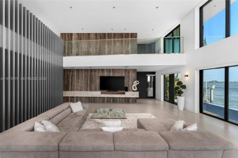 Casa en venta en Miami, Florida, 5 dormitorios, 465.44 m2 № 2035954 - foto 24