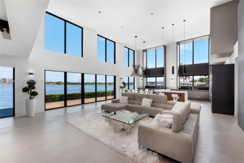 Casa en venta en Miami, Florida, 5 dormitorios, 465.44 m2 № 2035954 - foto 20