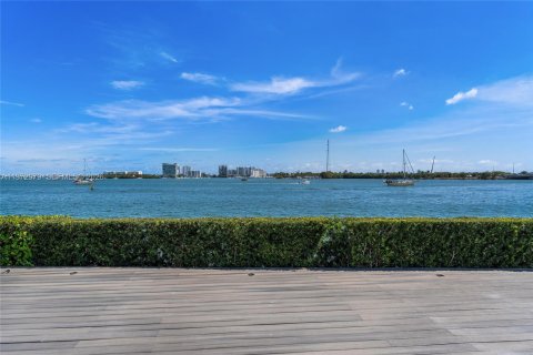 Casa en venta en Miami, Florida, 5 dormitorios, 465.44 m2 № 2035954 - foto 12