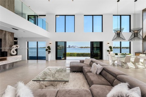 Casa en venta en Miami, Florida, 5 dormitorios, 465.44 m2 № 2035954 - foto 22