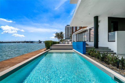 Casa en venta en Miami, Florida, 5 dormitorios, 465.44 m2 № 2035954 - foto 4