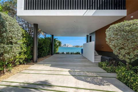 Casa en venta en Miami, Florida, 5 dormitorios, 465.44 m2 № 2035954 - foto 17