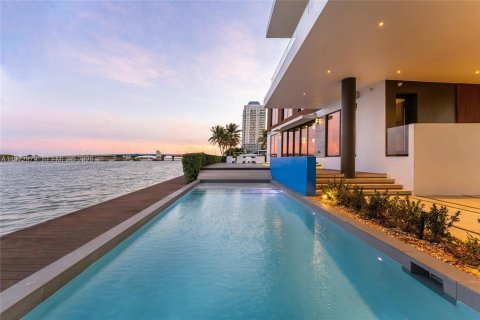 Casa en venta en Miami, Florida, 5 dormitorios, 465.44 m2 № 2035954 - foto 3