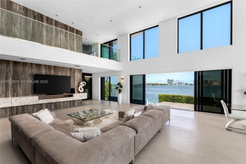 Casa en venta en Miami, Florida, 5 dormitorios, 465.44 m2 № 2035954 - foto 23