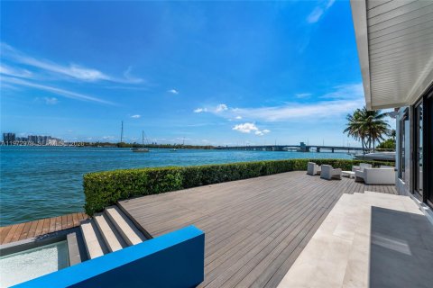 Casa en venta en Miami, Florida, 5 dormitorios, 465.44 m2 № 2035954 - foto 8