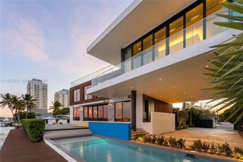 Casa en Miami, Florida 5 dormitorios, 465.44 m2 № 2035954