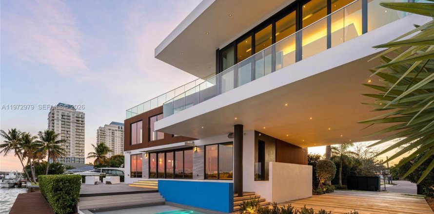 Casa en Miami, Florida 5 dormitorios, 465.44 m2 № 2035954