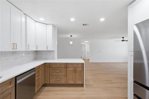 House in Dunedin, Florida 2 bedrooms, 136.57 sq.m. № 2231437 - photo 16