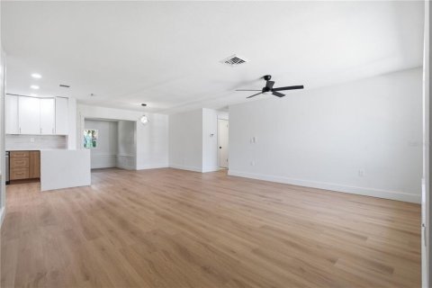 House in Dunedin, Florida 2 bedrooms, 136.57 sq.m. № 2231437 - photo 7