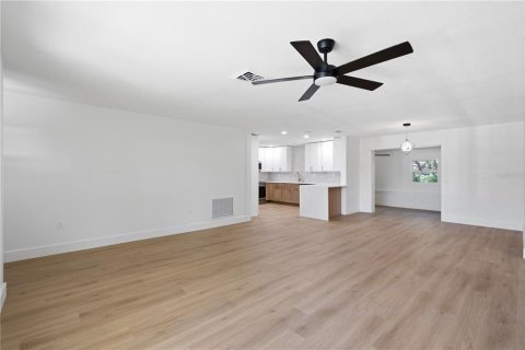 House in Dunedin, Florida 2 bedrooms, 136.57 sq.m. № 2231437 - photo 8