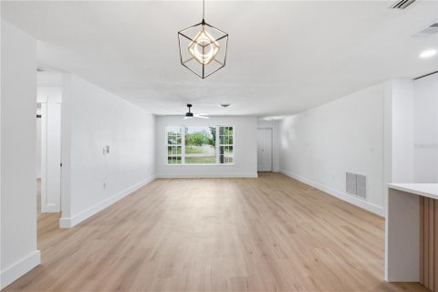 House in Dunedin, Florida 2 bedrooms, 136.57 sq.m. № 2231437 - photo 9