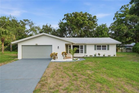 House in Dunedin, Florida 2 bedrooms, 136.57 sq.m. № 2231437