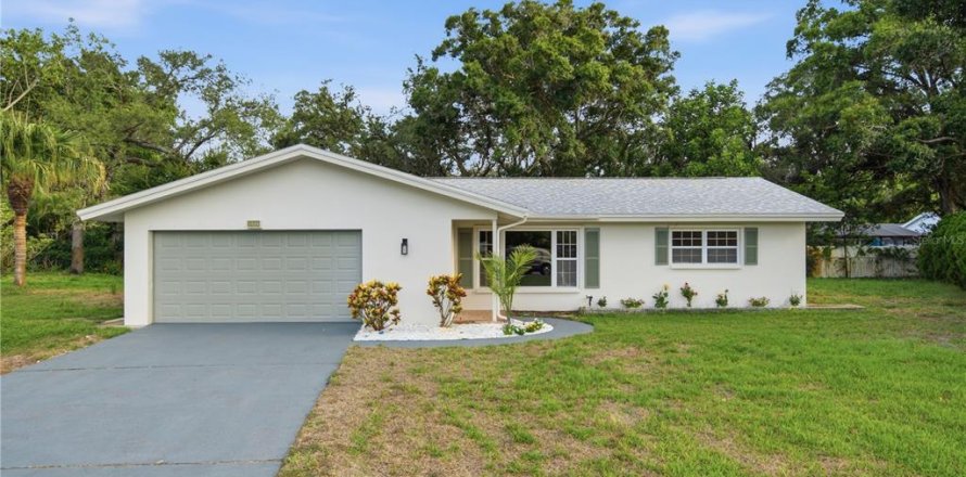 House in Dunedin, Florida 2 bedrooms, 136.57 sq.m. № 2231437