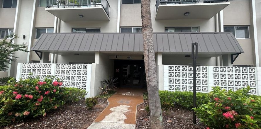 Condominio en Tampa, Florida, 2 dormitorios № 1918186