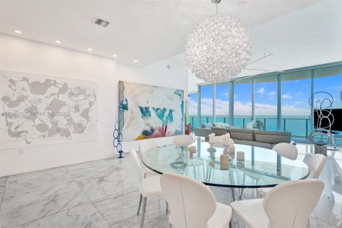 Condominio en Sunny Isles Beach, Florida, 2 dormitorios  № 1997362