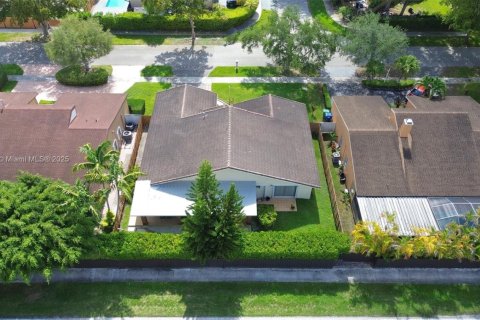 House in Miami, Florida 4 bedrooms, 194.26 sq.m. № 1842429 - photo 3
