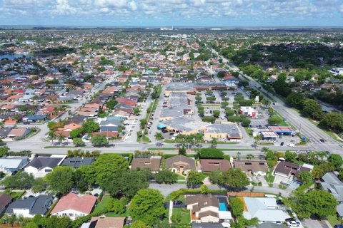 House in Miami, Florida 4 bedrooms, 194.26 sq.m. № 1842429 - photo 6