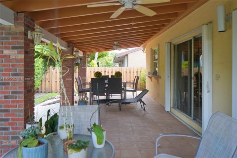 House in Miami, Florida 4 bedrooms, 194.26 sq.m. № 1842429 - photo 10