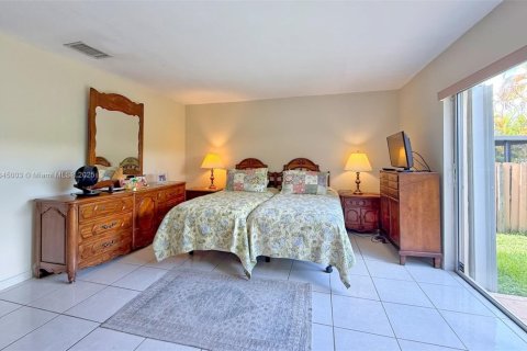 House in Miami, Florida 4 bedrooms, 194.26 sq.m. № 1842429 - photo 14