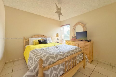 House in Miami, Florida 4 bedrooms, 194.26 sq.m. № 1842429 - photo 24