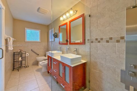 House in Miami, Florida 4 bedrooms, 194.26 sq.m. № 1842429 - photo 16