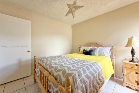 House in Miami, Florida 4 bedrooms, 194.26 sq.m. № 1842429 - photo 25