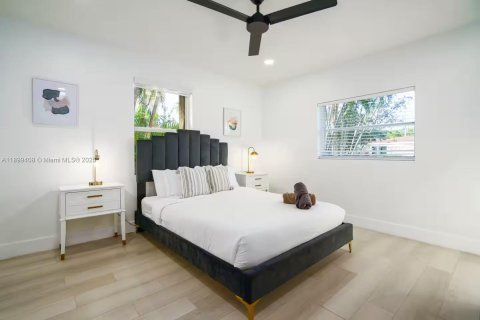 House in Hollywood, Florida 5 bedrooms, 183.76 sq.m. № 1951098 - photo 30