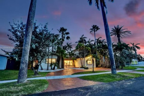 House in Hollywood, Florida 5 bedrooms, 183.76 sq.m. № 1951098 - photo 1