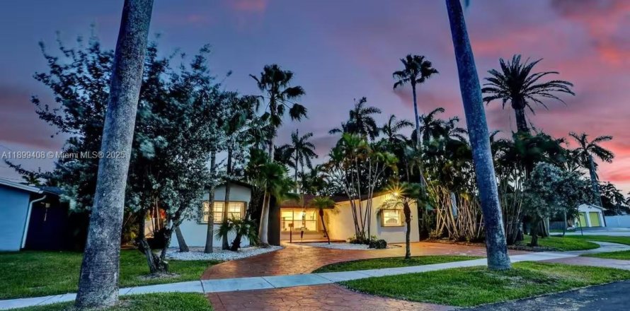 House in Hollywood, Florida 5 bedrooms, 183.76 sq.m. № 1951098