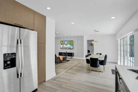 House in Hollywood, Florida 5 bedrooms, 183.76 sq.m. № 1951098 - photo 7