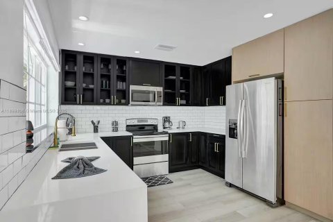 House in Hollywood, Florida 5 bedrooms, 183.76 sq.m. № 1951098 - photo 2