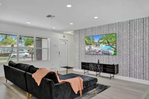 House in Hollywood, Florida 5 bedrooms, 183.76 sq.m. № 1951098 - photo 17