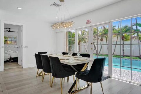 House in Hollywood, Florida 5 bedrooms, 183.76 sq.m. № 1951098 - photo 11