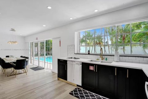 House in Hollywood, Florida 5 bedrooms, 183.76 sq.m. № 1951098 - photo 9