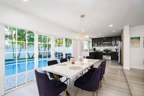 House in Hollywood, Florida 5 bedrooms, 183.76 sq.m. № 1951098 - photo 10